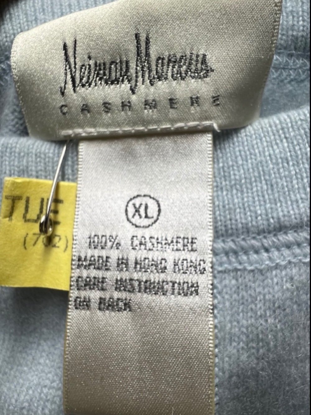 NEIMAN MARCUS SET, CASHMERE CARDIGAN AND PANTS - Picture 6 of 6